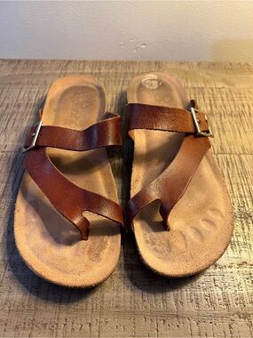 Yokono Brown Leather Toe-Loop Sandals with Adjustable Buckle. Size 8